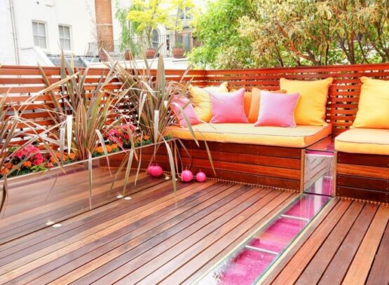 garde-corps-balcon-bois-coussins-plantes