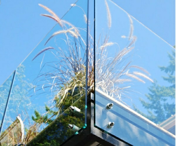 garde-corps en verre graminées-ornementales-balcon