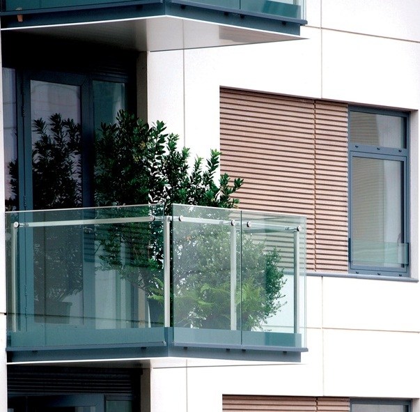 garde-corps en verre petit-balcon-moderne-appartement