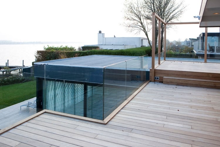 garde-corps en verre terrasse-bois-design-moderne
