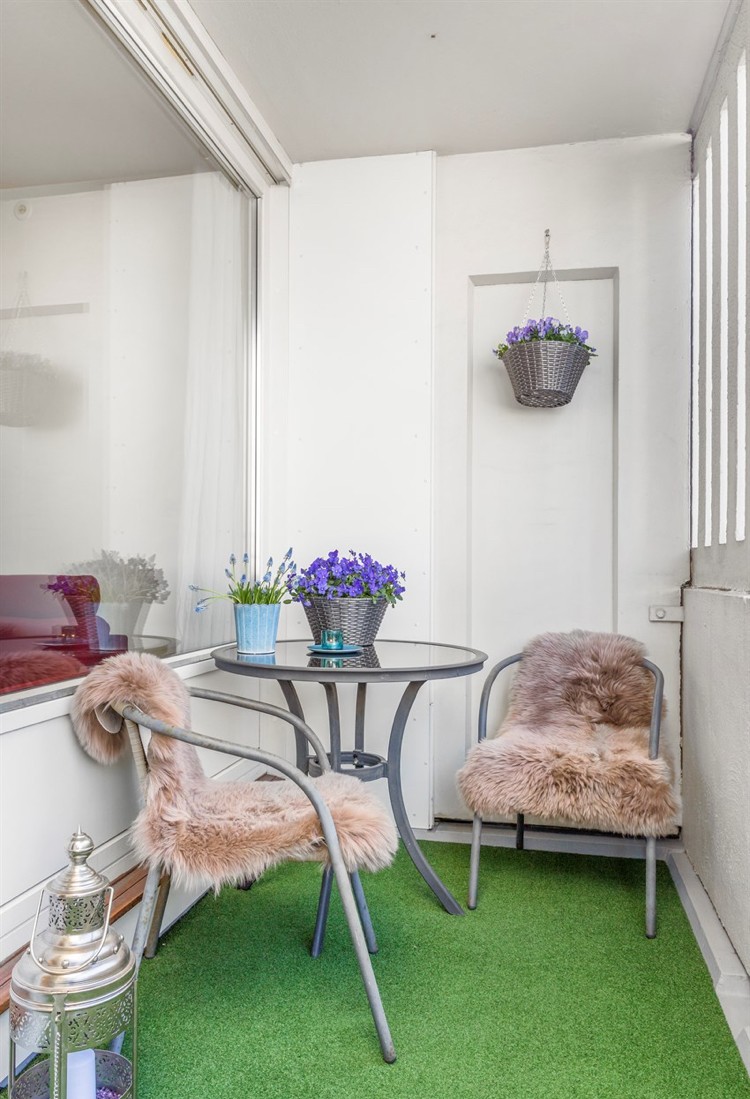 gazon artificiel balcon-meubles-extérieur-gris-déco-florale