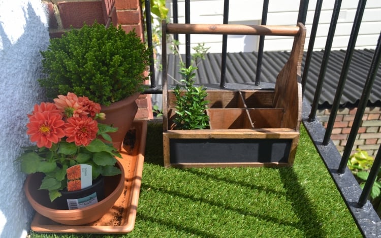 gazon-artificiel-balcon-ville-plantes-pots