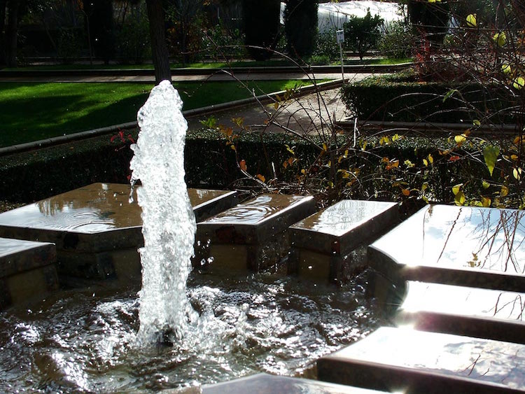 grande-fontaine-jardin-design-moderne