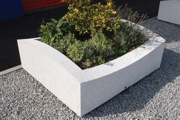 idée-déco-jardiniere-beton-forme-rectangulaire