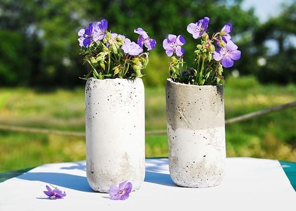 idée-déco-jardiniere-beton-violettes