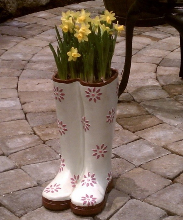 idée-jardin-pot-chaussures-céramique-bottes-jonquilles