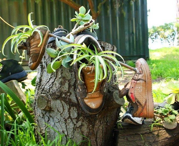 idée-jardin-pot-chaussures-sneakers-plantes idée jardin