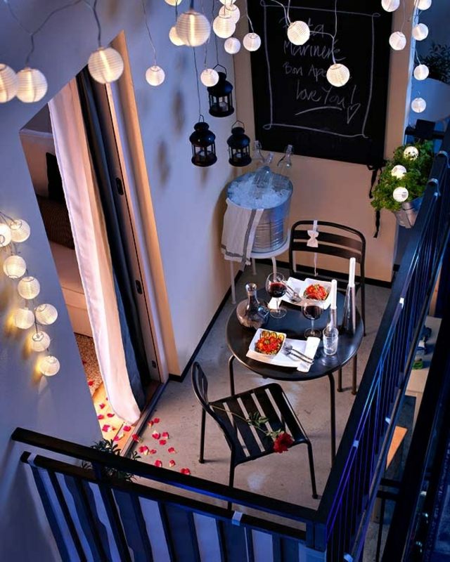 idee-deco-plante-d`hiver-balcon-beau-luminaire-table-ronde-chaises