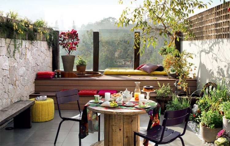 idée déco plante-d`hiver-balcon-bobine-table-bois-chaise