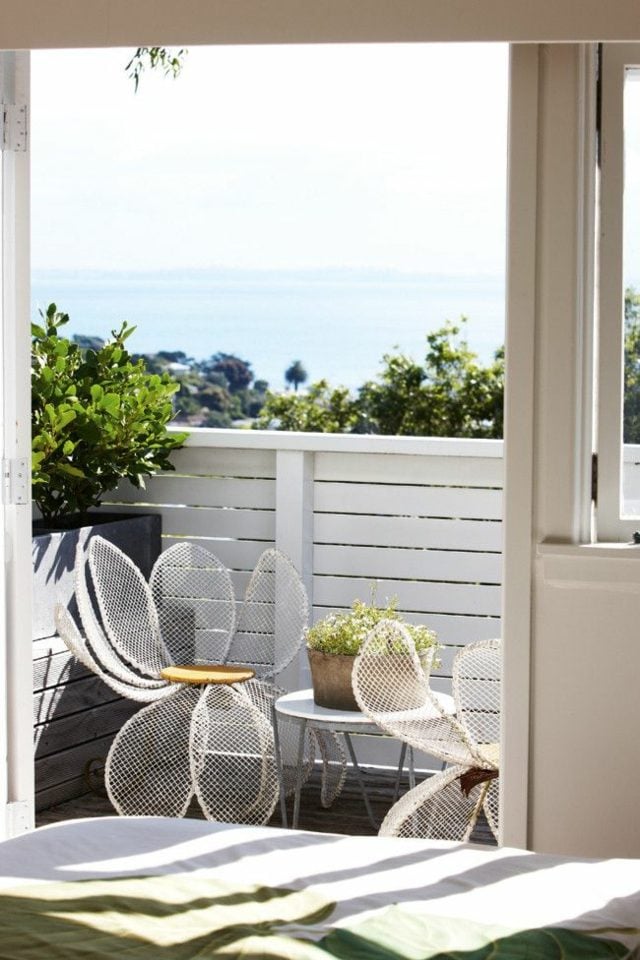 idee-deco-plante-d`hiver-balcon-chaises-design-original