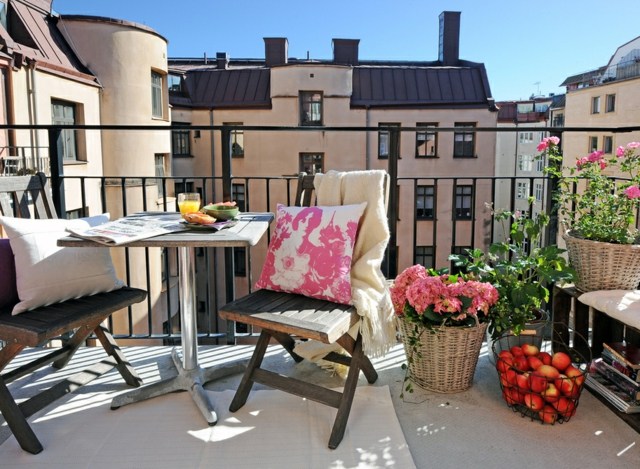 idee-deco-plante-d`hiver-balcon--chaises-pliables-table-carree