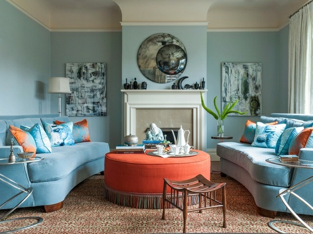 idee-deco-salon-style-anglais-canapés-bleu-clair-table-orange