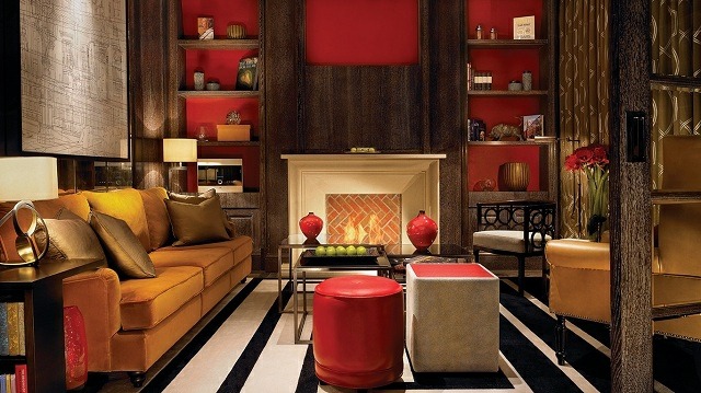 idee-deco-salon-style-anglais-cheminée-mobilier-marron-rouge