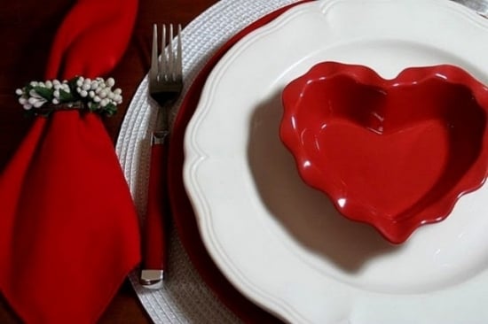 idee-deco-table-st-valentin-assiette-coeur-rouge-serviette