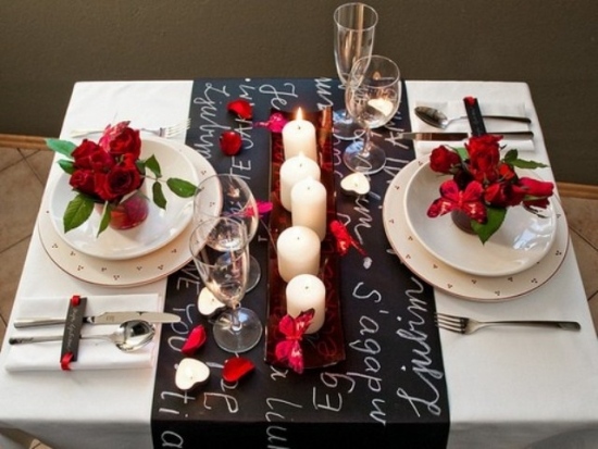 idee-deco-table-st-valentin-bougies-roses-chemin-table