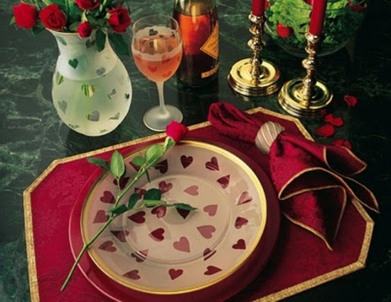 idee-deco-table-st-valentin-chandelles-rouges-assiette-motifs-coeurs