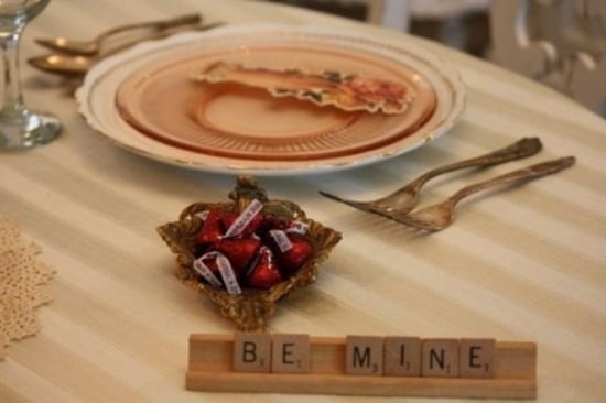 idee-deco-table-st-valentin-coeurs-decoratifs-lettres