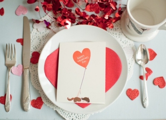 idee-deco-table-st-valentin-coeurs-decoupes-carte-amour