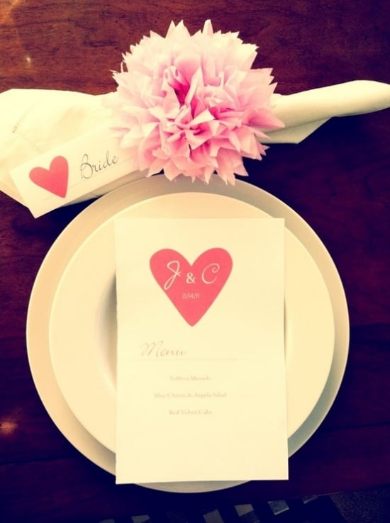 idee-deco-table-st-valentin-fleurs-rose-carte-amour