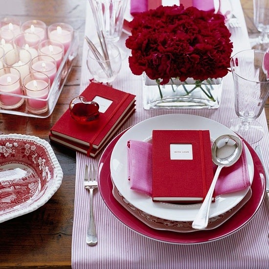 idee-deco-table-st-valentin-fleurs-rouges-bougies
