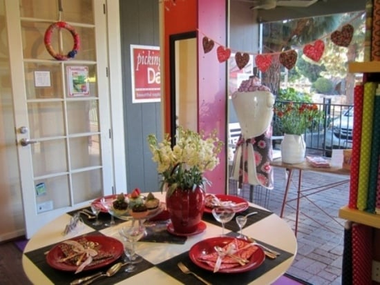 idee-deco-table-st-valentin-guirlande-coeurs-assiettes-rouges