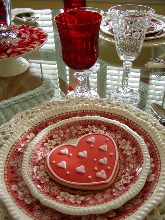 idee-deco-table-st-valentin-gâteau-coeur-rose-bonbons