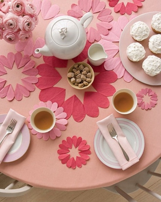 idee-deco-table-st-valentin-nappe-coeurs-roses-decoupes