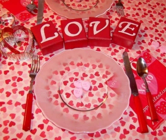 idee-deco-table-st-valentin-nappe-motifs-coeurs déco table St-Valentin