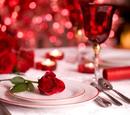 idee-deco-table-st-valentin-rose-bougies-rouges