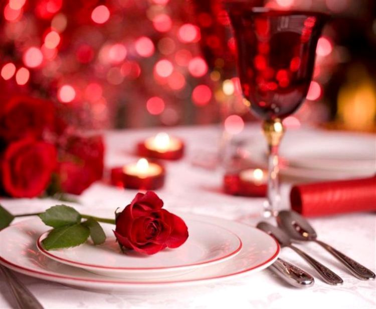 idee-deco-table-st-valentin-rose-bougies-rouges déco table St-Valentin