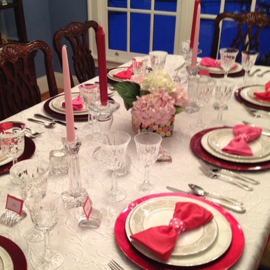 idee-deco-table-st-valentin-serviettes-chandelles-fleurs