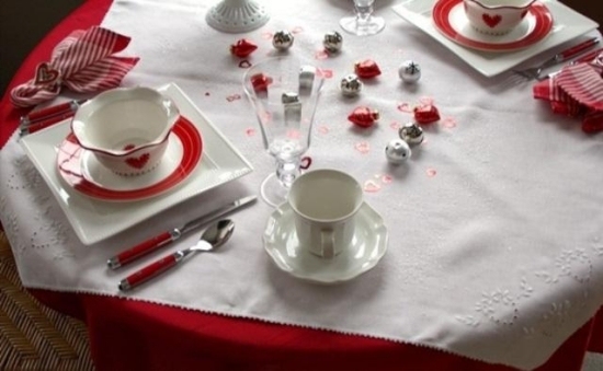idee-deco-table-st-valentin-tasses-blanches-serviette-rayures
