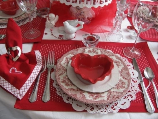 idee-deco-table-st-valentin-vaisselle-rouge-blanc-serviettes déco table St-Valentin