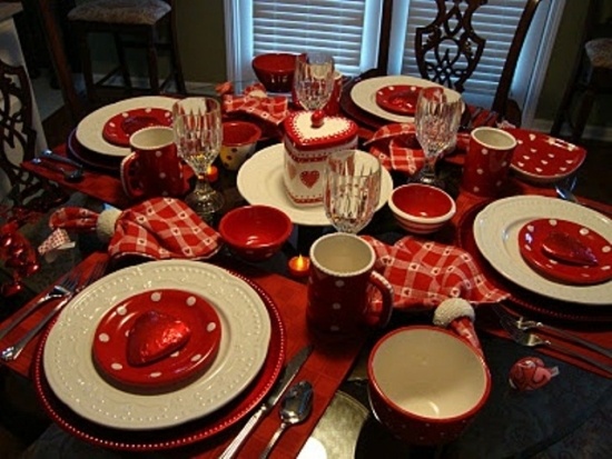 idee-deco-table-st-valentin-vaisselle-rouge-blanc déco table St-Valentin