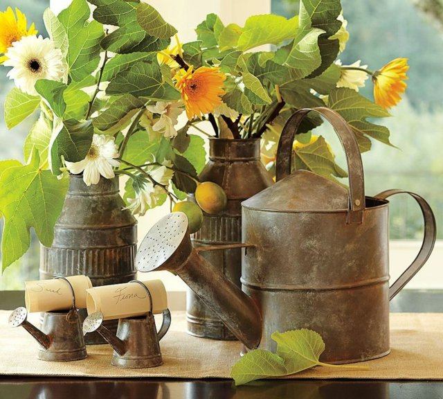 idees-deco-terrasse-arrosoirs-métalliques-fleurs