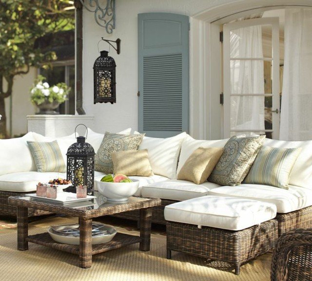 idees-deco-terrasse-canapé-rotin-lanterne