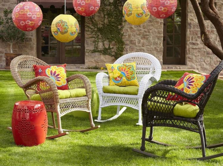idees-deco-terrasse-lanternes-papier-chaises-berçantes