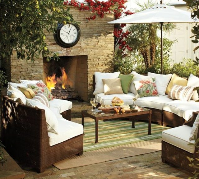 idees-deco-terrasse-mobilier-rotin-coussins-parasol