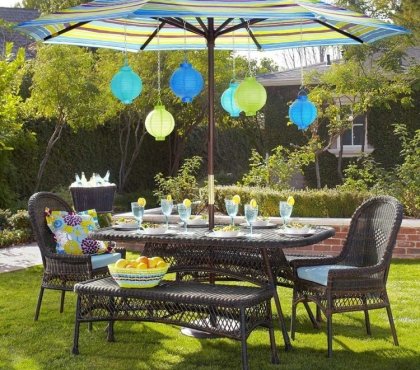 idees-deco-terrasse-parasol-rayures-salon-rotin