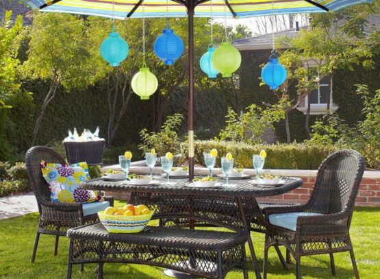 idees-deco-terrasse-parasol-rayures-salon-rotin