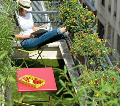 idée-deco-table-rouge-chaise-pliable-plantes-hiver