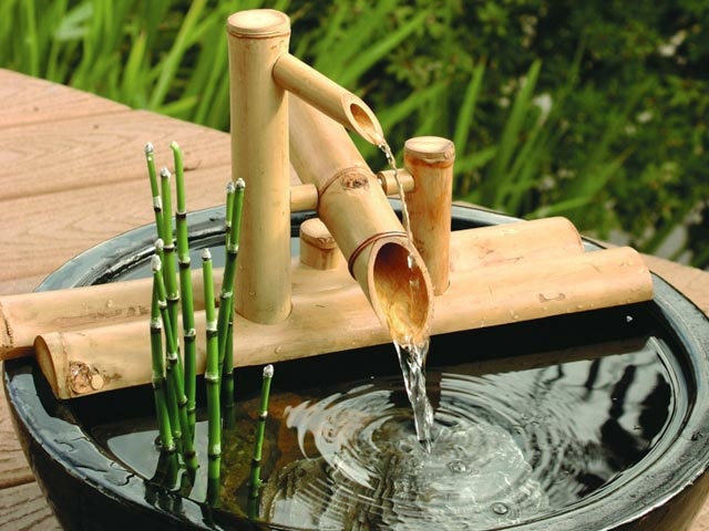 idée-déco-jardin-fontaine-bambou-bec-eau
