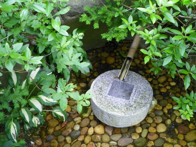 idée-déco-jardin-fontaine-bambou-forme-ronde-galets