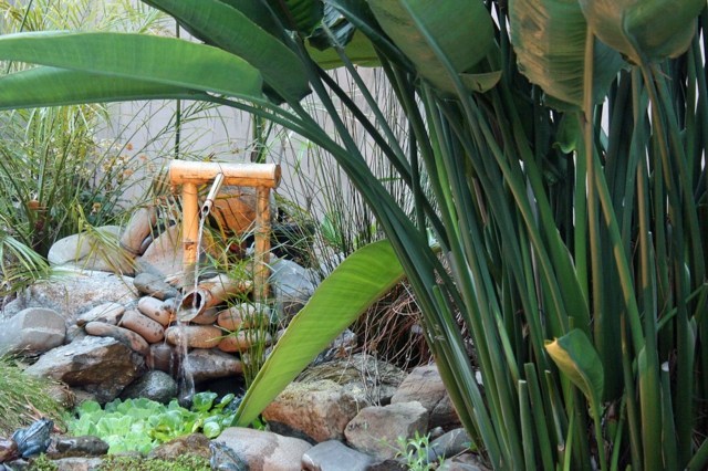 idée-déco-jardin-fontaine-bambou-galets-etang