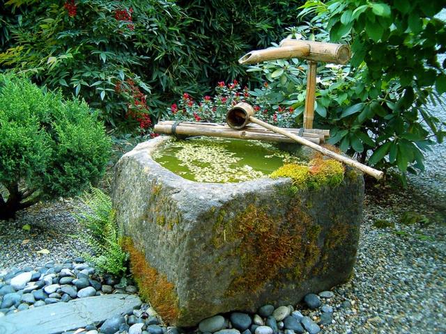 idée-déco-jardin-fontaine-bambou-pierre-galets