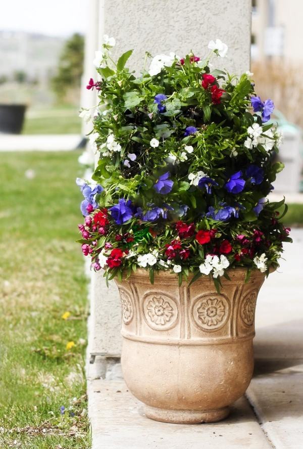 idée-déco-jardin-terrasse-fleurs-multicolore-tour-fleurs-DIY