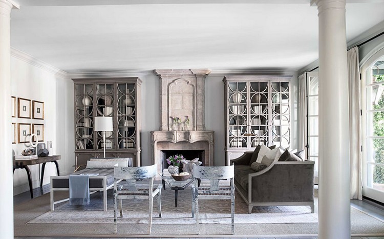 idée déco salon -style anglais-canape-droit-gris-meridienne-capitonnee-chaises-design-bibliotheques-vintage