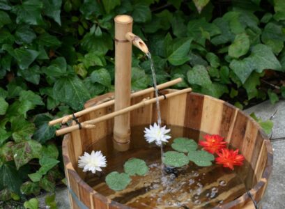 idée-déco-tonneau-nenuphars-bois-lierre