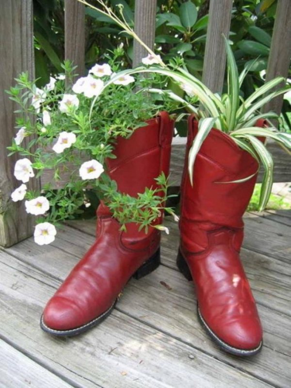 Id e jardin pots  de  fleurs  de  vieilles chaussures 