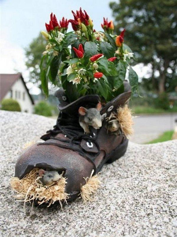 idée-jardin-pot-chaussures-décoratives-fleurs-souris-figurines